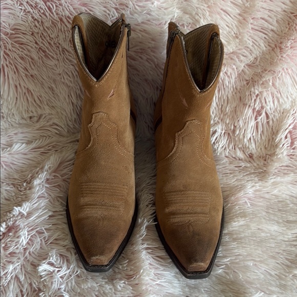 Ariat Shoes - Women’s Ariat Tan Cowboy Western Boots with Pointed Toe